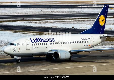 Lufthansa Boeing 737-300 all'aeroporto Tegel di Berlino Foto Stock