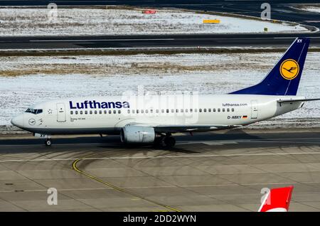 Lufthansa Boeing 737-300 all'aeroporto Tegel di Berlino Foto Stock