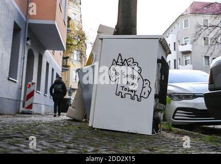 Berlino, Germania. 23 Nov 2020. I rifiuti voluminosi si trovano sul marciapiede sul lato della strada a Neukölln. 'Non oggi' e un unicorno può essere visto su un lato di un vecchio frigorifero. Credit: Jens Kalaene/dpa-Zentralbild/ZB/dpa/Alamy Live News Foto Stock