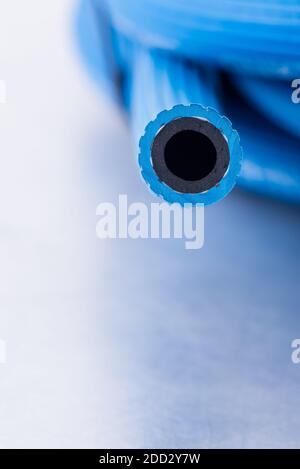 Tubo per ossigeno per applicazioni industriali su fondo metallico grigio Foto Stock