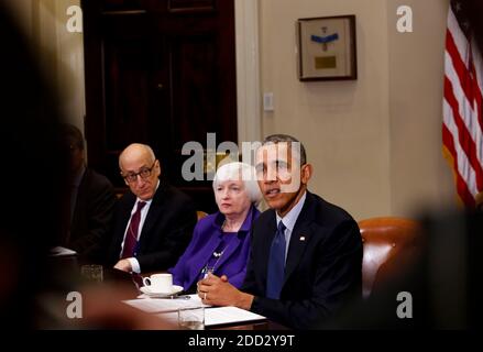 Il presidente DEGLI STATI UNITI Barack Obama parla alla stampa dopo un incontro con le autorità di regolamentazione finanziaria per ricevere un aggiornamento sui loro progressi nell'attuazione della riforma di Wall Street, mentre Janet Yellen (C) Presidente, Federal Reserve Board of Governors, E Timothy Massad, presidente, Commodity Futures Trading Commission Ascolta, nella stanza Roosevelt della Casa Bianca, a Washington, DC, 7 marzo 2016. Credit: Aude Guerrucci/Pool via CNP | utilizzo in tutto il mondo Foto Stock