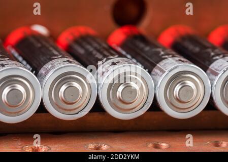 Primo piano delle batterie alcaline AA ROW Foto Stock