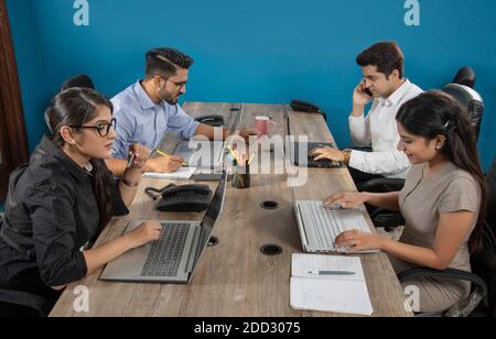 DIRIGENTI D'UFFICIO CHE LAVORANO SERIAMENTE Foto Stock