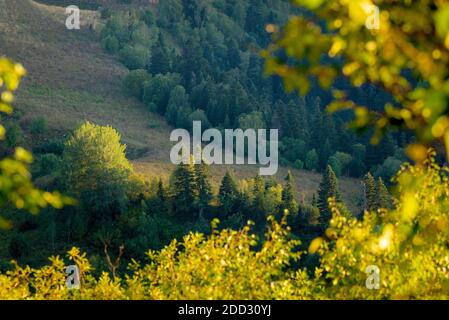 Majestic sunset in the mountains landscape. Dramatic sunset. Foto Stock