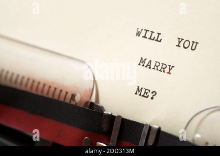 Mi sposerai? frase scritta con una macchina da scrivere. Foto Stock