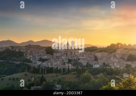 Città di Urbino e paesaggio di contrasto al tramonto. Sito patrimonio dell'umanità dell'UNESCO. Regione Marche, Italia, Europa. Foto Stock