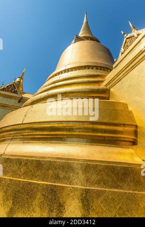 Bangkok, Thailandia - 7 dicembre 2019: Mosaico dorato su stupa, Chedi primo piano, pagoda d'oro al Tempio del Buddha di Smeraldo, Grand Palace a Bang Foto Stock