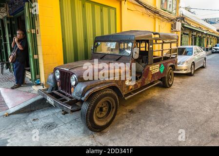 Bangkok, Thailandia - 7 dicembre 2019: Vecchia jeep Willys Timer d'epoca parcheggiata in strada a Bangkok, Thailandia. Foto Stock