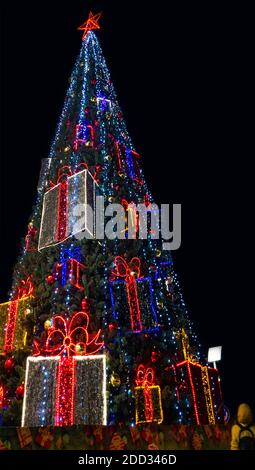 Albero di Natale della città europea di notte Foto Stock