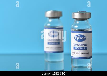 STARIY OSKOL, RUSSIA - 23 NOVEMBRE 2020: Vaccino del coronavirus annunciato da Pfizer e Biontech su sfondo blu Foto Stock