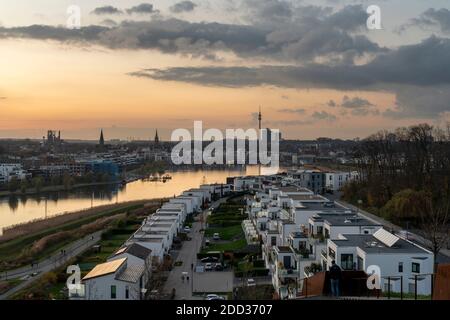 Dortmund, Phoenix-See, künstlich angelegter See auf dem ehemaligen Stahlwerksareal Phoenix-Ost im Dortmund Stadtteil Hörde, Neubaugebiet, im Hinterg Foto Stock