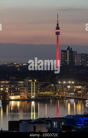 Dortmund, Phoenix-See, künstlich angelegter See auf dem ehemaligen Stahlwerksareal Phoenix-Ost im Dortmund Stadtteil Hörde, Neubaugebiet, im Hinterg Foto Stock