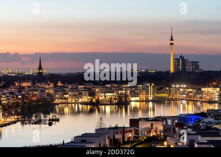 Dortmund, Phoenix-See, künstlich angelegter See auf dem ehemaligen Stahlwerksareal Phoenix-Ost im Dortmund Stadtteil Hörde, Neubaugebiet, im Hinterg Foto Stock