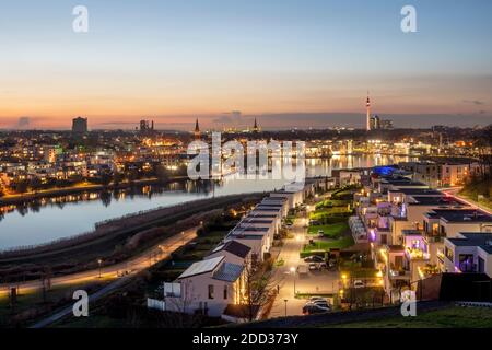 Dortmund, Phoenix-See, künstlich angelegter See auf dem ehemaligen Stahlwerksareal Phoenix-Ost im Dortmund Stadtteil Hörde, Neubaugebiet, im Hinterg Foto Stock