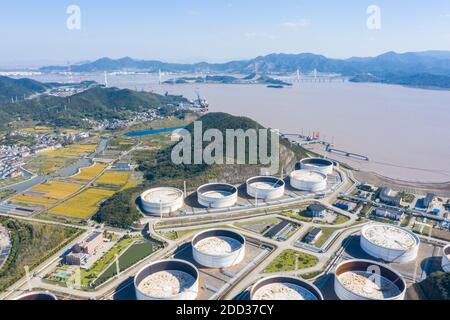 Città di Zhoushan, provincia di Zhejiang libro isola base nazionale strategica di riserva petrolifera Foto Stock