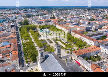 La Roche-sur-Yon (Francia occidentale): Vista aerea del centro della città e piazza "Place Napoleon". Vista panoramica della città; immobili, edifici del Foto Stock