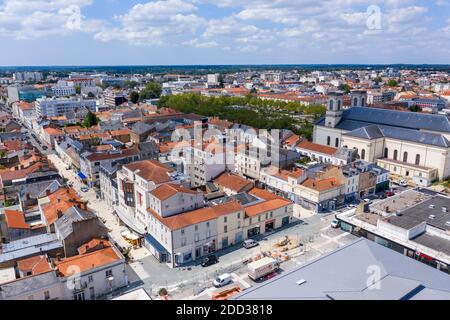La Roche-sur-Yon (Francia occidentale): Vista aerea del centro della città, la piazza del mercato e la via "rue des Halles". Vista sul tetto della città; vero estat Foto Stock