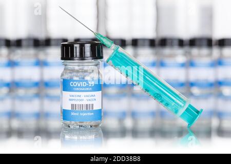 Flacone di vaccino del coronavirus siringa del virus Corona COVID-19 flaconi di vaccino Covid Foto Stock