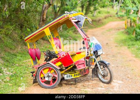 Un triciclo personalizzato, un veicolo passeggeri locale a Mindanao, Filippine Foto Stock