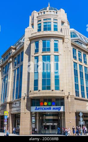 Complesso commerciale e uffici 'Centro Vozdvizhenka'. "Il mondo dei bambini" in via Vozdvizhenka. Mosca. Russia Foto Stock