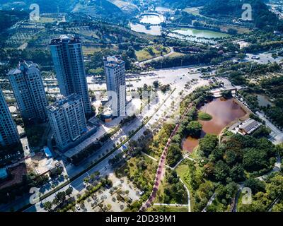 Paesaggio di alta città lungo il fiume a Nanning, Guangxi, Cina Foto Stock