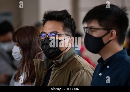 Joshua Wong (R), Ivan Lam (C) e Agnes Chow (L) parlano con la stampa presso la West Kowloon Law Courts Building il 2020 novembre a Hong Kong, Cina. Gli attivisti pro-democrazia Joshua Wong, Ivan Lam e Agnes Chow sono stati incarcerati dopo aver dichiarato colpevoli di aver incitato e organizzato un'assemblea non autorizzata legata alla protesta dell'anno scorso. Foto Stock