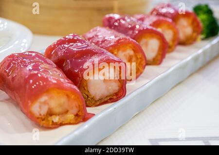 Un piatto cantonese per il tè del mattino, gamberi freschi e salsiccia di riso rosso Foto Stock