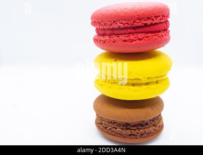 I maccheroni sono impilati uno sopra l'altro dentro la forma di una torre Foto Stock