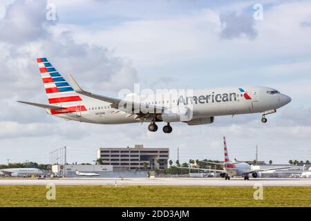 Miami, Florida - 6 aprile 2019: Aereo American Airlines Boeing 737-800 all'aeroporto di Miami in Florida. Boeing è un produttore americano di aeromobili hea Foto Stock