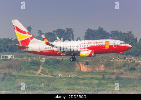 Chengdu, Cina - 22 settembre 2019: Lucky Air Boeing 737-700 aereo all'aeroporto di Chengdu Shuangliu in Cina. Boeing è un produttore americano di aeromobili Foto Stock