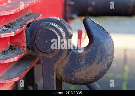 Potente e arrugginito attacco a gancio in acciaio su un vecchio treno. . Foto di alta qualità Foto Stock