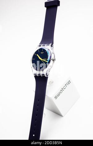 Parigi, Francia 07.10.2020 - Swatch svizzero al quarzo isolato su bianco Foto Stock