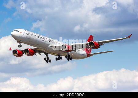 Londra, Regno Unito - 31 luglio 2018: Aereo Virgin Atlantic Airbus A340-600 all'aeroporto di Londra Heathrow nel Regno Unito. Foto Stock