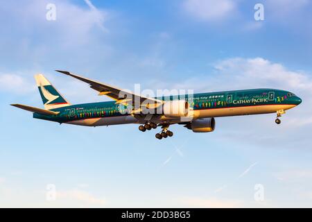 Londra, Regno Unito - 31 luglio 2018: Cathay Pacific Boeing 777-300ER aereo con lo Spirito di Hong Kong colori speciali al London Heathrow Airpor Foto Stock