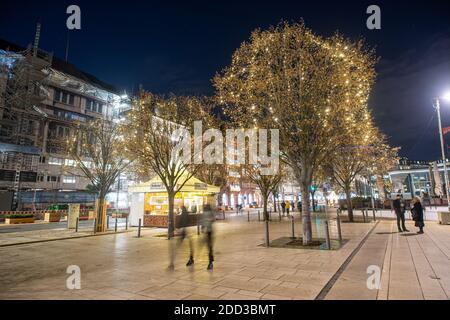 Amburgo, Germania. 23 Nov 2020. Catene di luci brillano negli alberi a Jungfernstieg di Amburgo. Le luci di Natale sono state accese per la prima volta in occasione di un evento stampa. Credit: Daniel Reinhardt/dpa/Alamy Live News Foto Stock