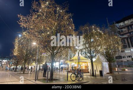 Amburgo, Germania. 23 Nov 2020. Catene di luci brillano negli alberi a Jungfernstieg di Amburgo. Le luci di Natale sono state accese per la prima volta in occasione di un evento stampa. Credit: Daniel Reinhardt/dpa/Alamy Live News Foto Stock