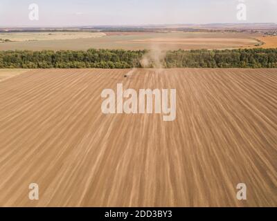 Raccolta nel campo del grano dorato. Vista aerea. Un lotto di terra Foto Stock