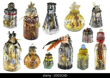 Set di design con bottiglie di strega decorate magiche isolate su bianco. Wicca, esoterico, divinazione e concetto occulto con oggetti magici vintage per mistica Foto Stock