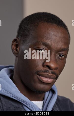 Primo piano di un uomo africano che guarda la macchina fotografica Foto Stock