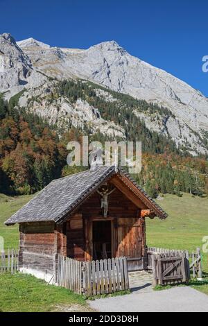 geography / travel, Austria, Tyrol, Hinterriss, chapel the Engalm in front of Gamsjoch, Risstal, Additional-Rights-Clearance-Info-Not-Available Foto Stock