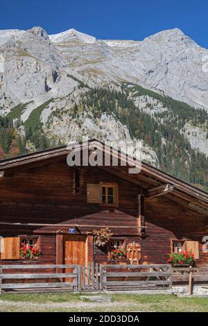 Geografia / viaggio, Austria, Tirolo, Hinterriss, Shanty nel villaggio alpino Eng di fronte a Gamsjoch, Additional-Rights-Clearance-Info-Not-Available Foto Stock