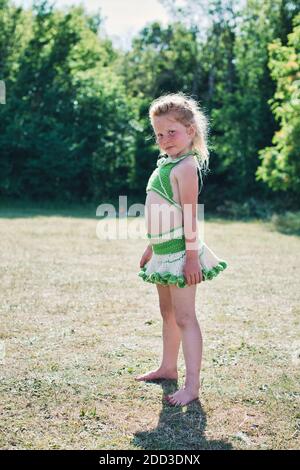 GRAN BRETAGNA / Inghilterra / Romani girl in un campo a Ham Lands, Richmond , Greater London il 18 maggio 2020 . Foto Stock