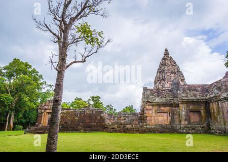 Prasat Hin Phanom Rung, grande, situato su un'alta montagna nel mezzo di una foresta profonda costruita nell'antico periodo Khmer a Buriram, Thailandia. Foto Stock