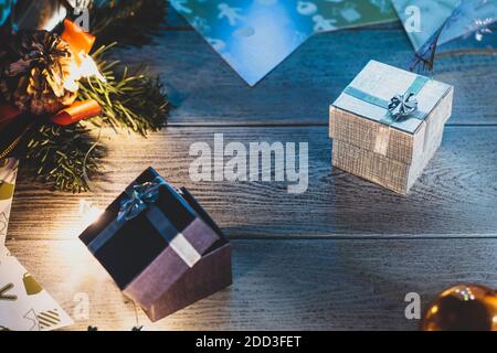 Scatole regalo di Natale su sfondo di legno / Lay piatto, copia spazio. Foto Stock