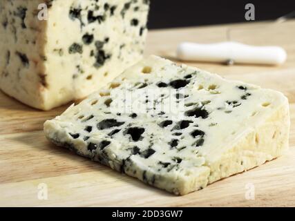 Francese chiamato formaggio Roquefort, formaggio prodotto con latte di pecora Foto Stock
