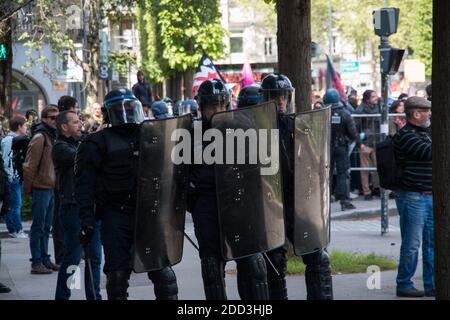 Francia, Rennes (35), le 01/05/2018. Plus de 4000 personnes défilent dans les rues de la ville pour la traditionnelle manifestation du Premier mai. Des faces à faces tendus entre police et manifestants ont émaillé le Cortège. Foto di Vincent Feuray/ABACAPRESS.COM Foto Stock