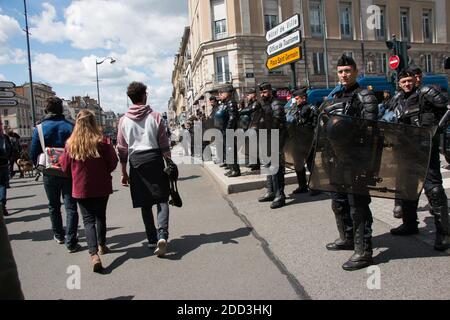 Francia, Rennes (35), le 01/05/2018. Plus de 4000 personnes défilent dans les rues de la ville pour la traditionnelle manifestation du Premier mai. Des faces à faces tendus entre police et manifestants ont émaillé le Cortège. Foto di Vincent Feuray/ABACAPRESS.COM Foto Stock