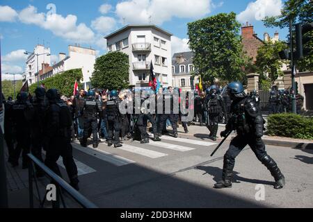 Francia, Rennes (35), le 01/05/2018. Plus de 4000 personnes défilent dans les rues de la ville pour la traditionnelle manifestation du Premier mai. Des faces à faces tendus entre police et manifestants ont émaillé le Cortège. Foto di Vincent Feuray/ABACAPRESS.COM Foto Stock