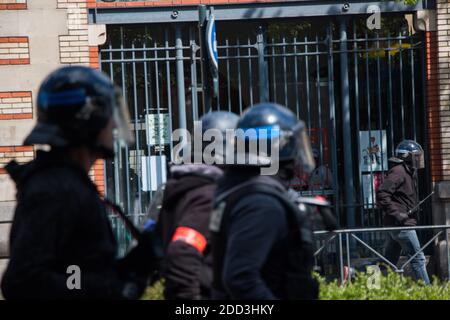 Francia, Rennes (35), le 01/05/2018. Plus de 4000 personnes défilent dans les rues de la ville pour la traditionnelle manifestation du Premier mai. Des faces à faces tendus entre police et manifestants ont émaillé le Cortège. Foto di Vincent Feuray/ABACAPRESS.COM Foto Stock