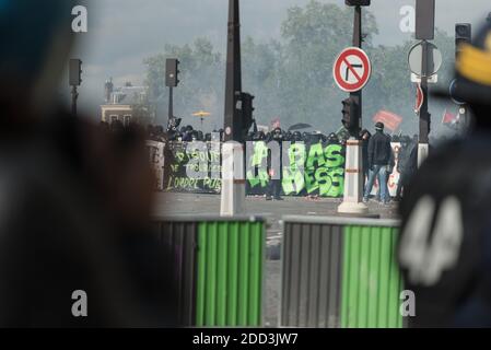 Numerosi scontri tra militanti del Black Bloc e la polizia sono scoppiati durante la demonrazione di Parigi il 1° maggio 2018 a Parigi, Francia. Foto di Samuel Boivin / ABACAPRESS.COM Foto Stock